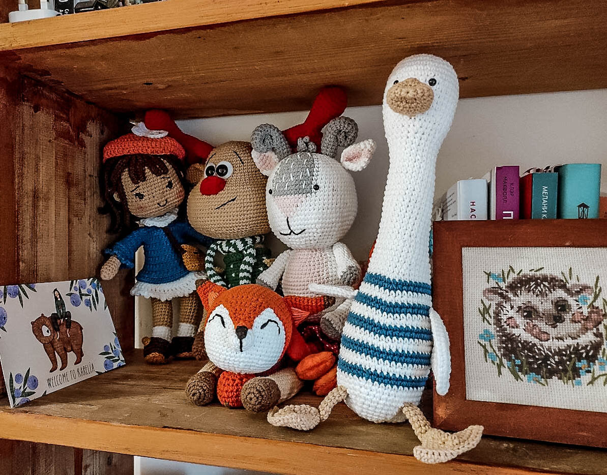 Картина на мольберте. Фотосессия в стиле художницы. Художник димитра милан. Проектирование интерьера. Дизайнер интерьера.