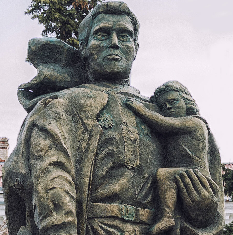 Памятники разных народов. Памятник воину освободителю в Севастополе. Памятник в Севастополе новый освободителям. Памятник русскому солдату в Берлине. Уродливые скульптуры и памятники.