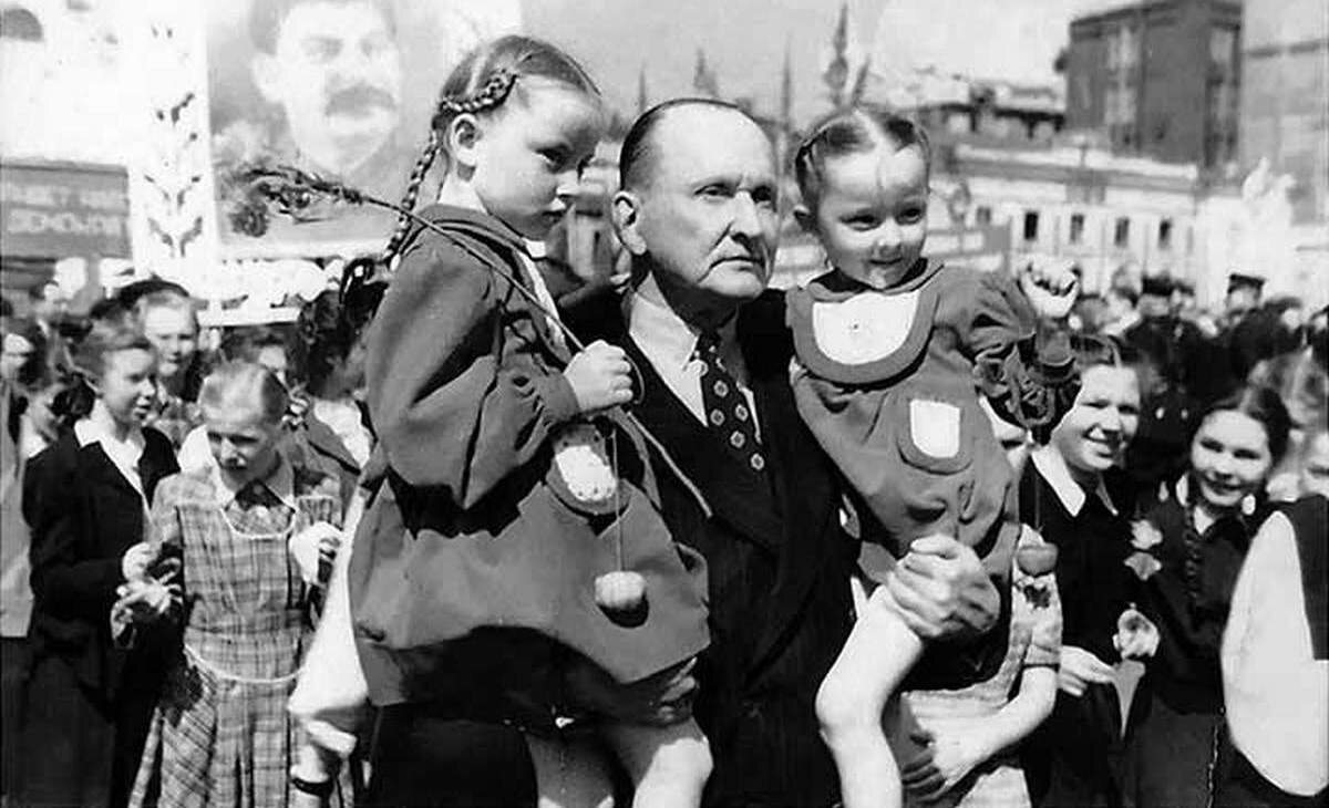 Александр Вертинский с дочерьми на параде, 1947 г. / общедоступное фото