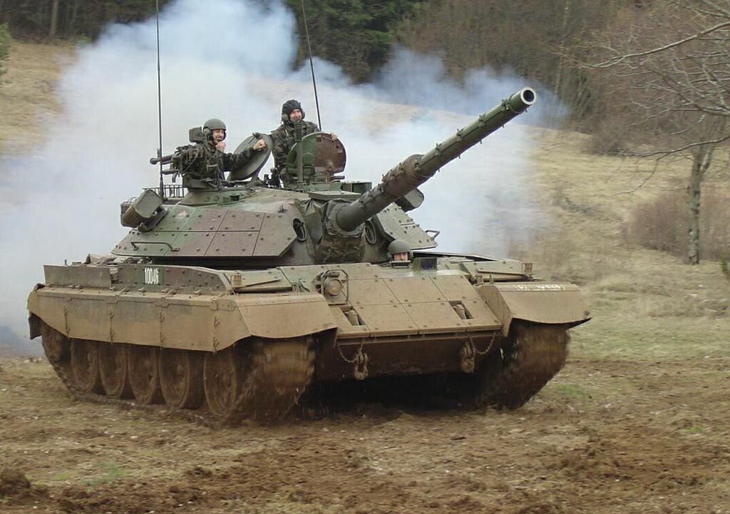 Боевой устаревший танк М-55S. фото: картинки  яндекса. 