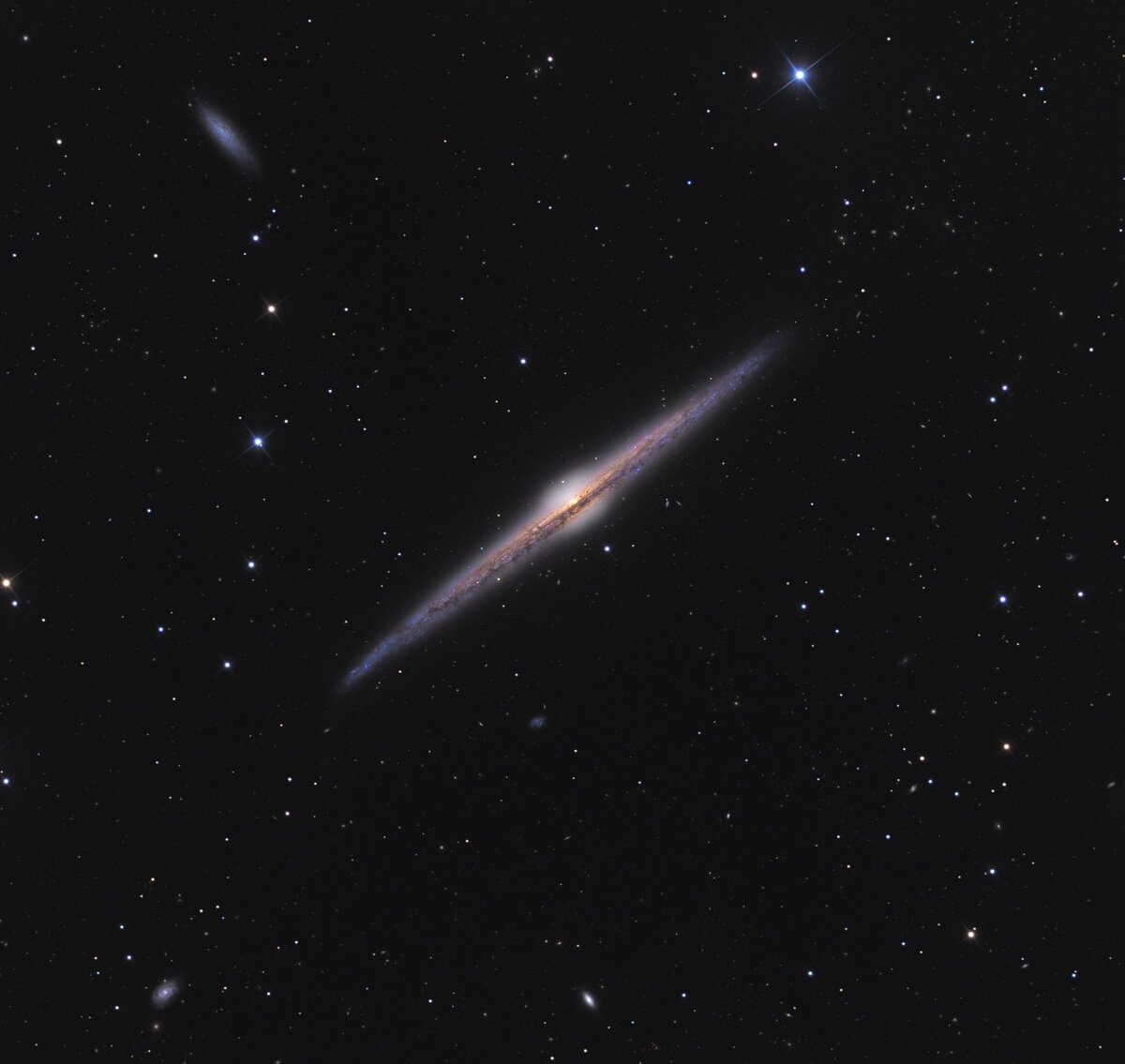 Балдж. Источник: http://www.imagingdeepsky.com/Galaxies/NGC4565/NGC4565.htm