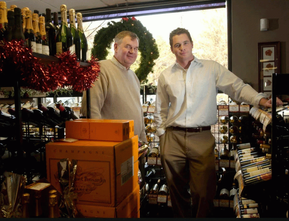 Джордж с отцом в их магазине