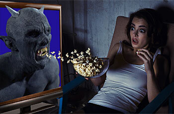 Девушка и монстр. Кто первый съест попкорн.