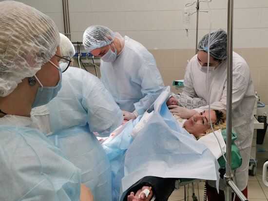     Благодаря сурдопереводчику (слева) мама Нина впервые «услышала» своих новорожденных детей. Фото предоставлены Ниной Екимовой