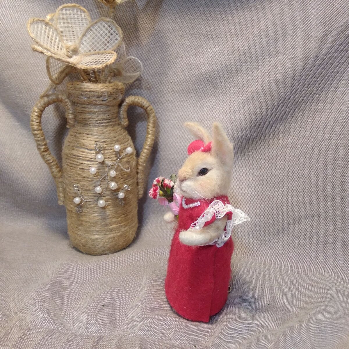 Сначала я сваляла из шерсти девочку и поняла ,что ей необходим кавалер