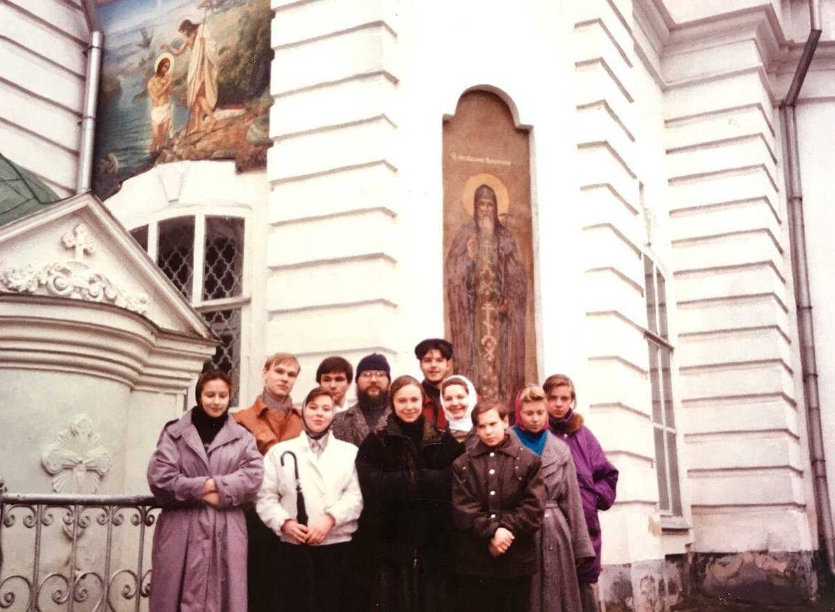 Иконописный кружок при Всехсвятском соборе (Мария в центре).