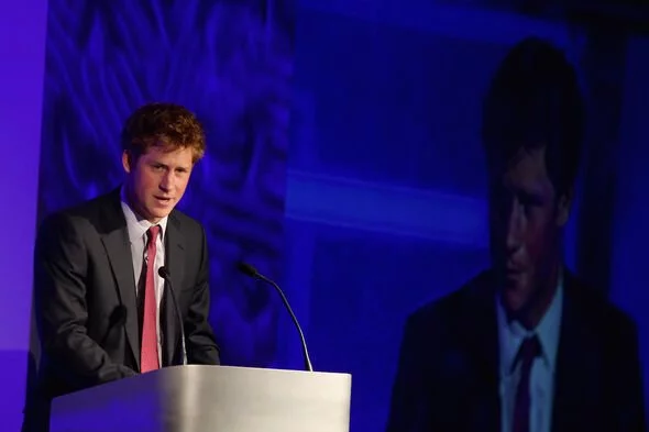 Принц Гарри выступает на церемонии вручения наград WellChild Awards в Лондоне в 2009 году. Фото из сети Интернет