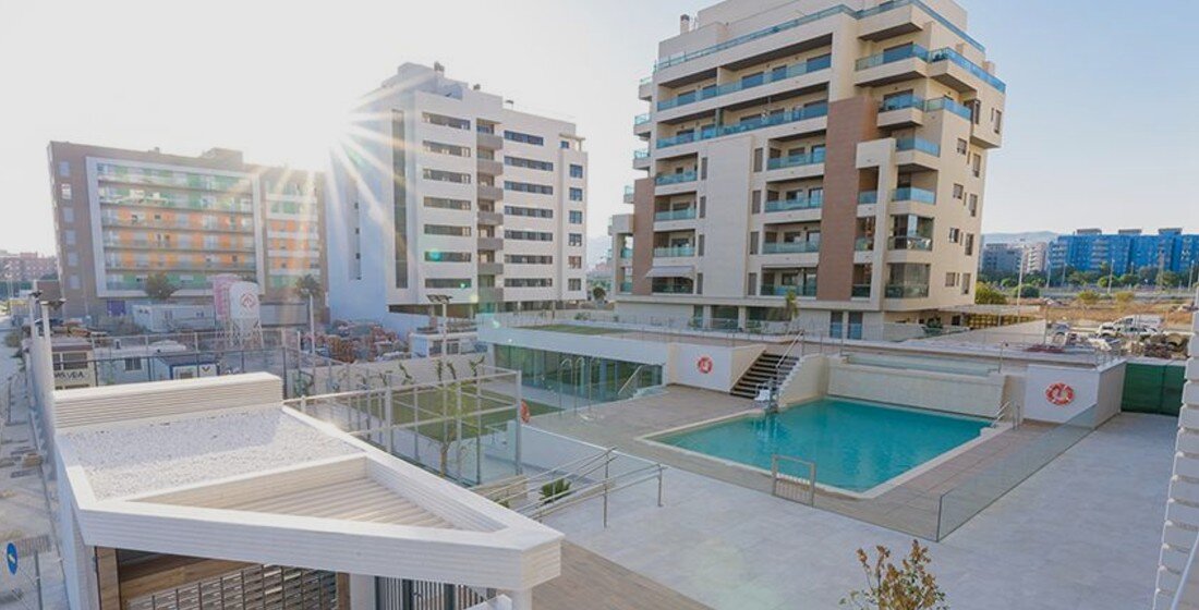 Противоскользящий керамогранит (антислип) в дизайне жилого комплекса