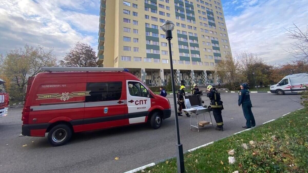    Сотрудники МЧС у здания общежития на Рязанском проспекте в Москве© Фото : МЧС Москвы