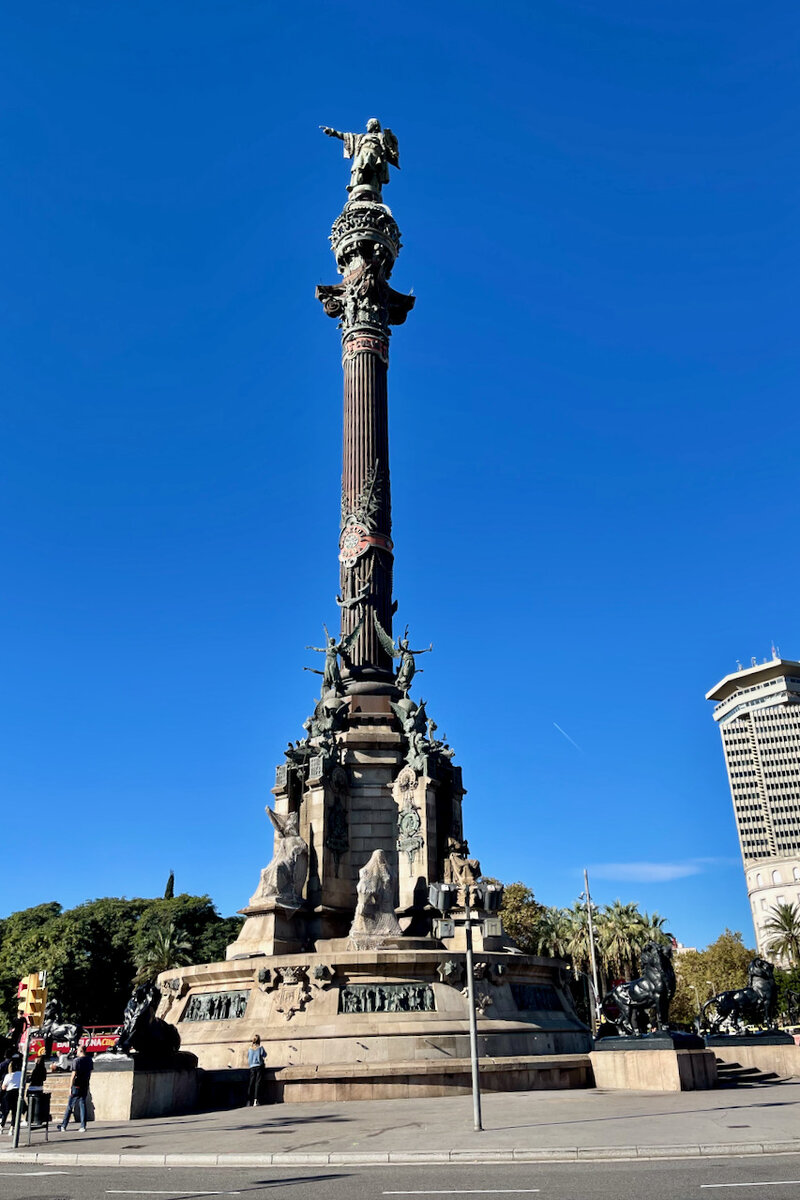 Я не знаю, возможно ли посчитать, сколько в мире установлено памятников Христофору Колумбу, но несомненно, самый знаменитый из них расположен в Барселоне.-2