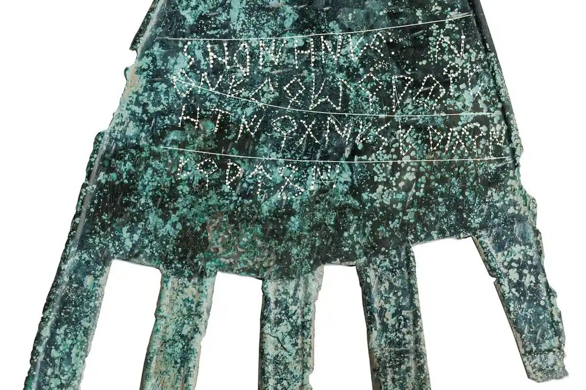     На 2000-летней бронзовой ладони обнаружено первое слово на языке басков