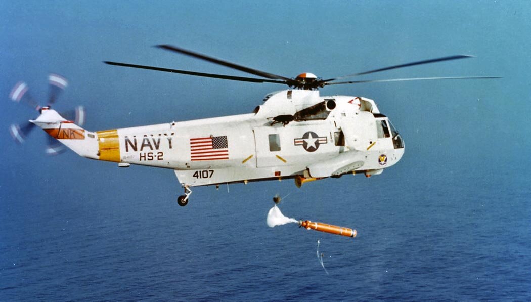 Вкртолет Sea King сбрасывает торпеду. Источник фото: http://www.airwar.ru/enc/sh/sh3.html