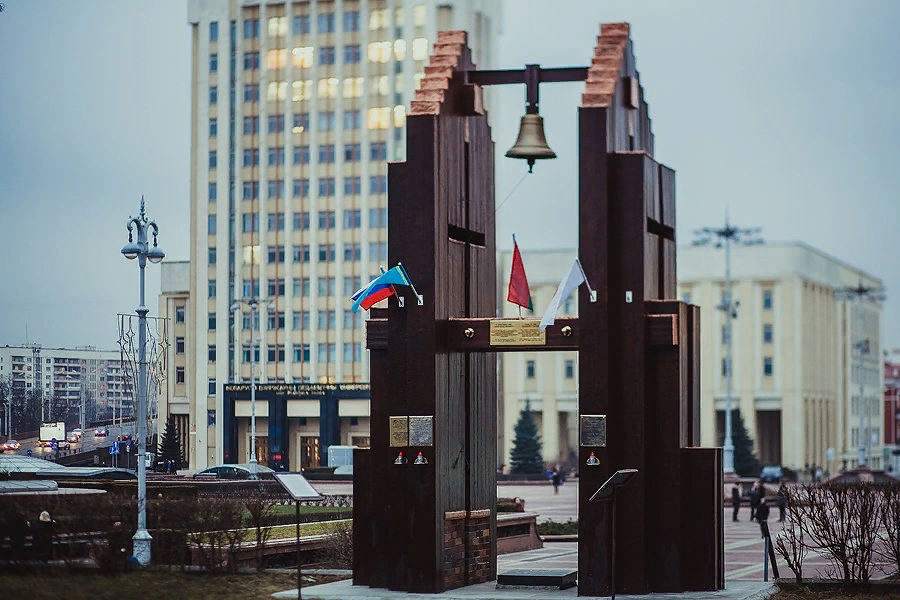 Памятник, установленный в сентябре 2000 года в Минске на площади Независимости недалеко от скульптуры Архангела Михаила и Красного костёла. Памятник является напоминанием о жертвах ядерных катастроф.