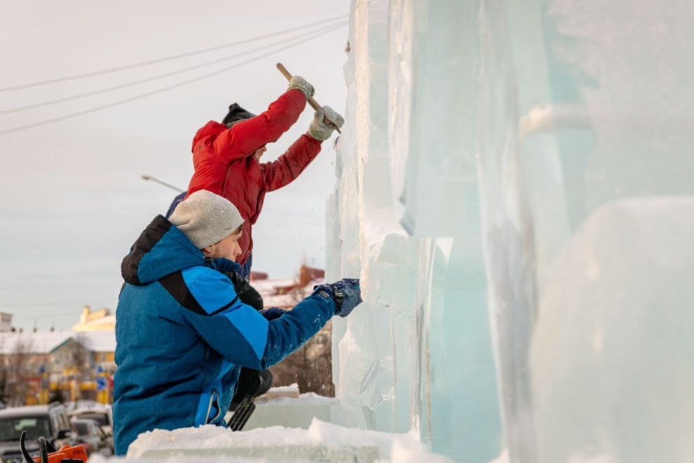    В Салехарде монтируют 21-метровую елку и пиратский ледовый городок