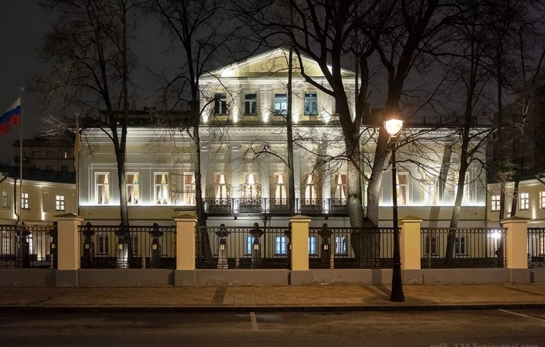 В вечерней подсветке. Фото не мое, взято из интернета 