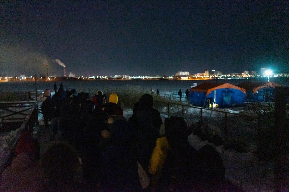     У подхода к купели собралась большая очередь Мария Бакланова