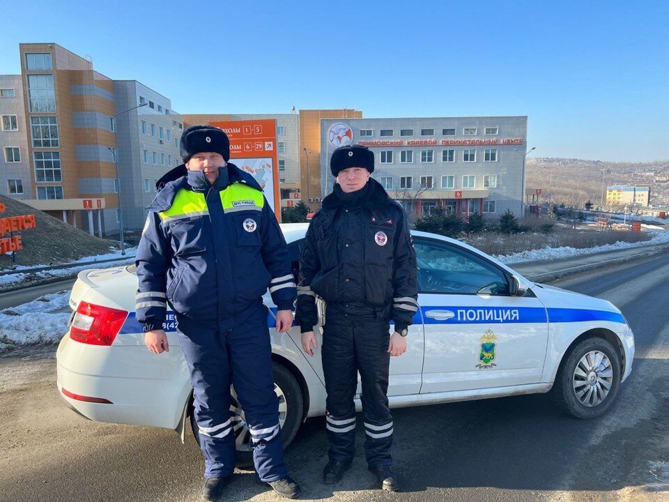     Молодой отец поблагодарил полицейских Леонида Баринова и Владимира Михайлова.  УМВД России по Приморскому краю