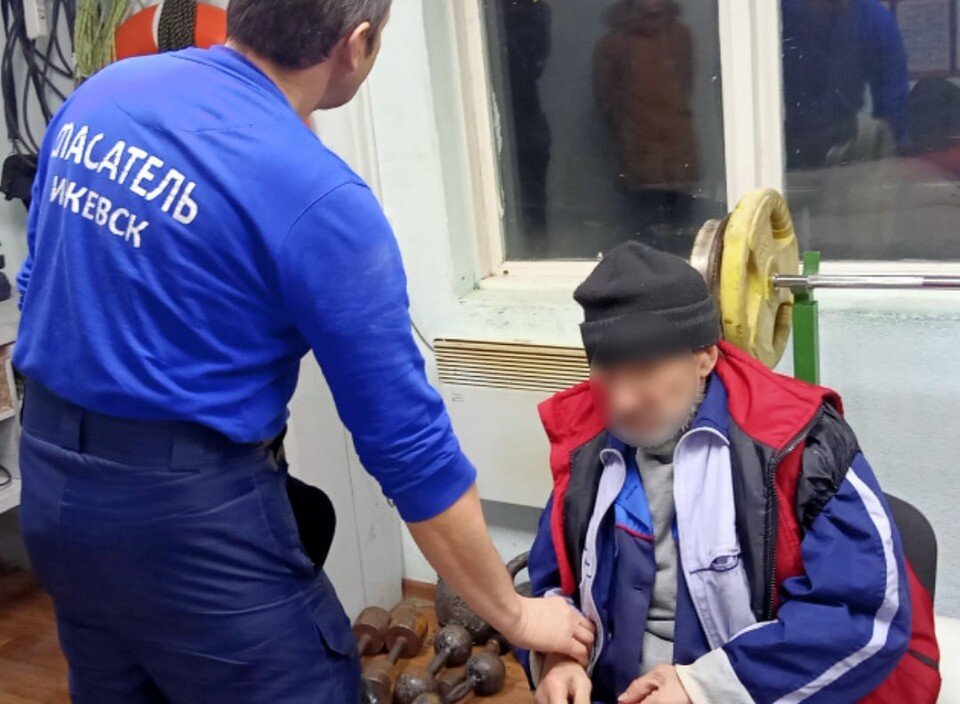     Пенсионера отогрели. Фото: vk.com/psoregion18