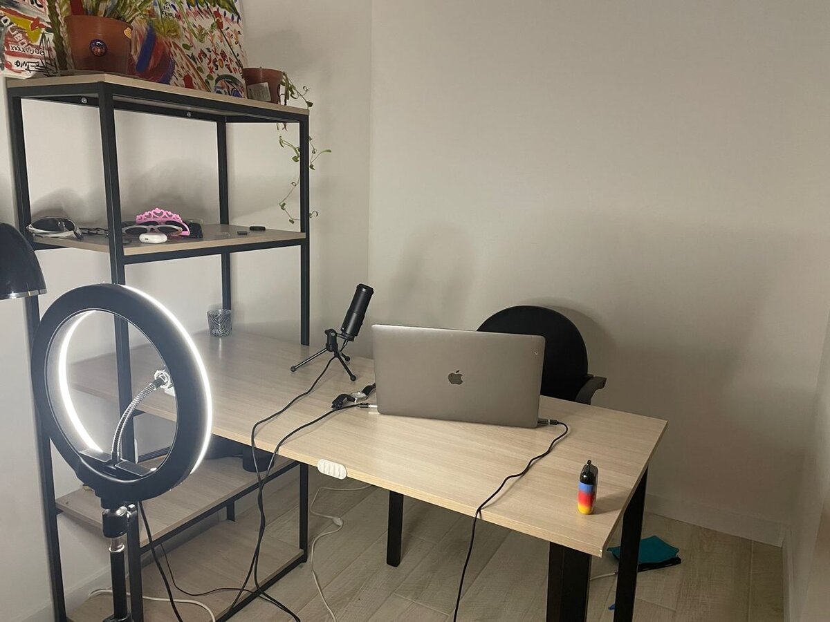 Все красиво, но есть проблема: я и стул отбрасываем тень на стену