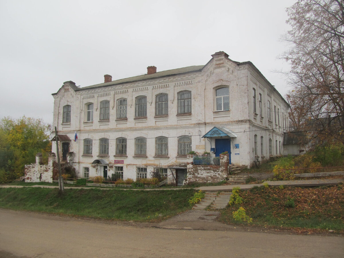 Двухэтажное каменное здание в селе Салобеляк Яранского района Кировской области.