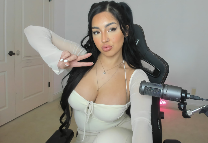 Синди во время прямой трансляции на "Twitch". Источник: https://www.instagram.com/cinddyrella_*