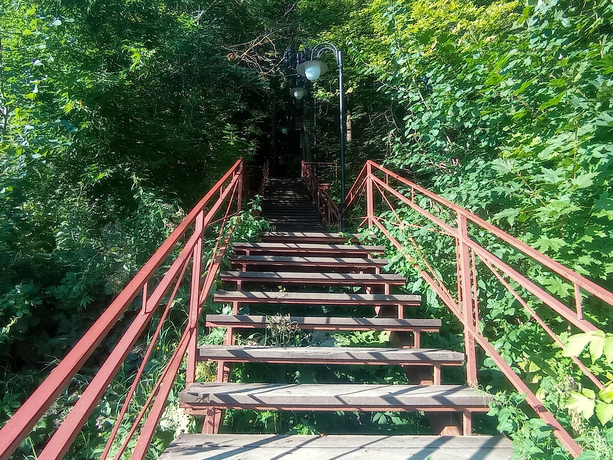 Лестница начинается у порога дома лейб-гвардии корнета Краснощекова (подробнее в статье «...Под Пужаловой горой») 