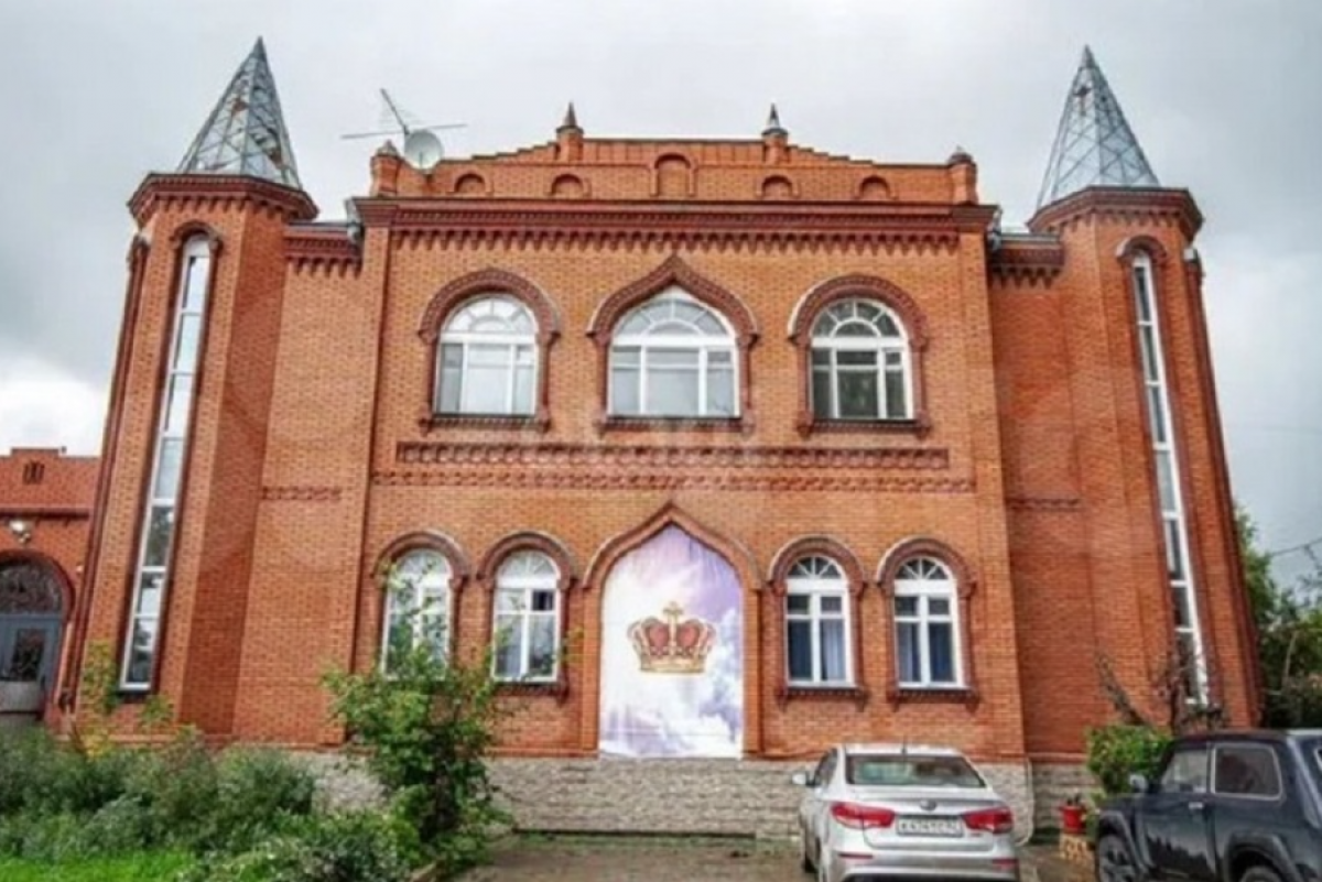    В Новосибирске выставили на продажу дом в стиле замка за 16 млн рублей