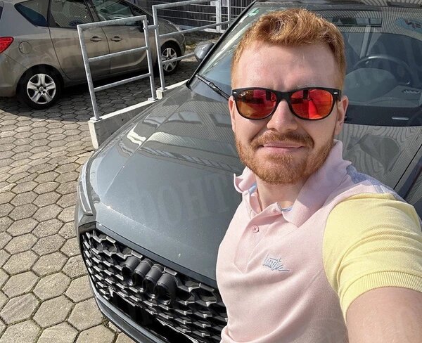 Иван Коваль и та самая Audi Q3. Фото: www.fontanka.ru