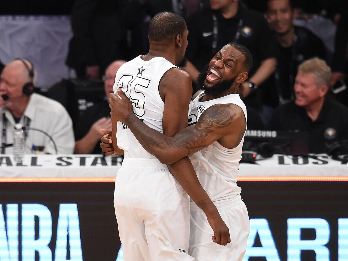    Кевин Дюрант и Леброн Джеймс© AFP 2023 / ROBYN BECK