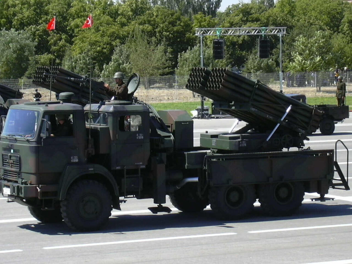 РСЗО Т-122 Sakarya. Источник фото: https://modernweapon.ru/artilleriya/rszo/t-122-sakarya-rszo-turtsiya