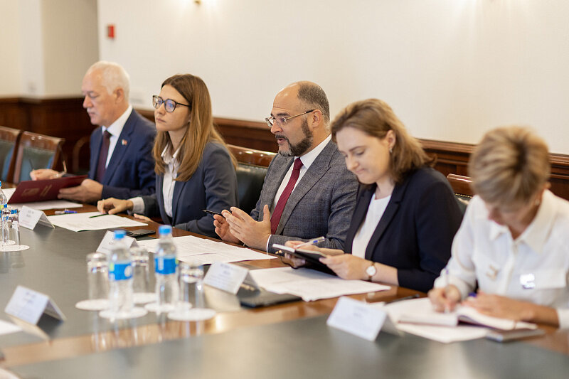 Константин Шестаков, Андрей Брик, Дарья Стегний на встрече с послом Сингапура в России