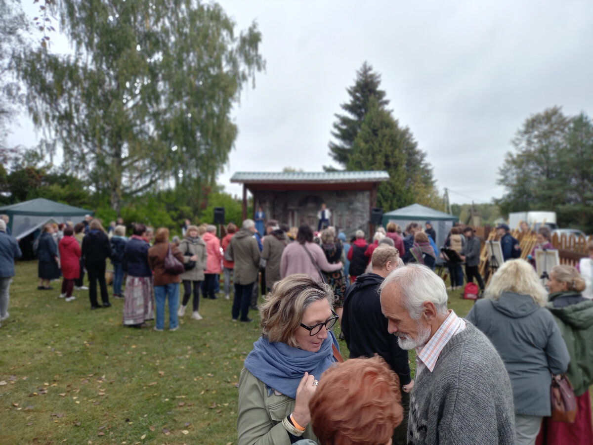 «Люблю я вас, дачки! Идешь себе ночью, А окна, балконы отворены все; И звук фортепьяно оттуда несется, И льются напевы в ночной тишине». А. Плещеев Ах, дачи! Ах, дачная жизнь!-5
