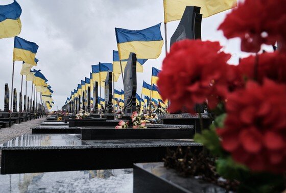    Украина. Городское кладбище. Могилы украинских воинов