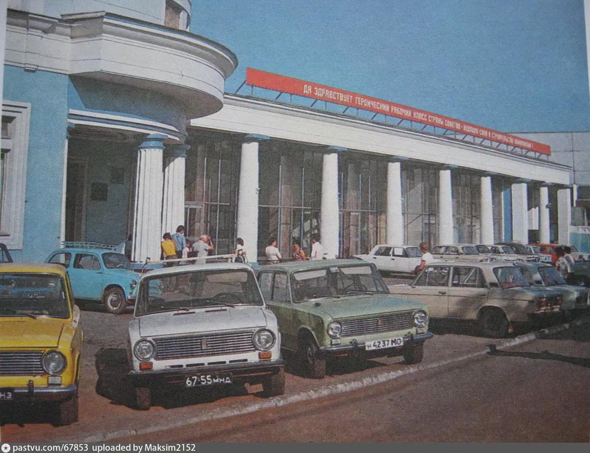 Центральная проходная завода Салют, 1981 г. Источник: брошюра завода Салют.