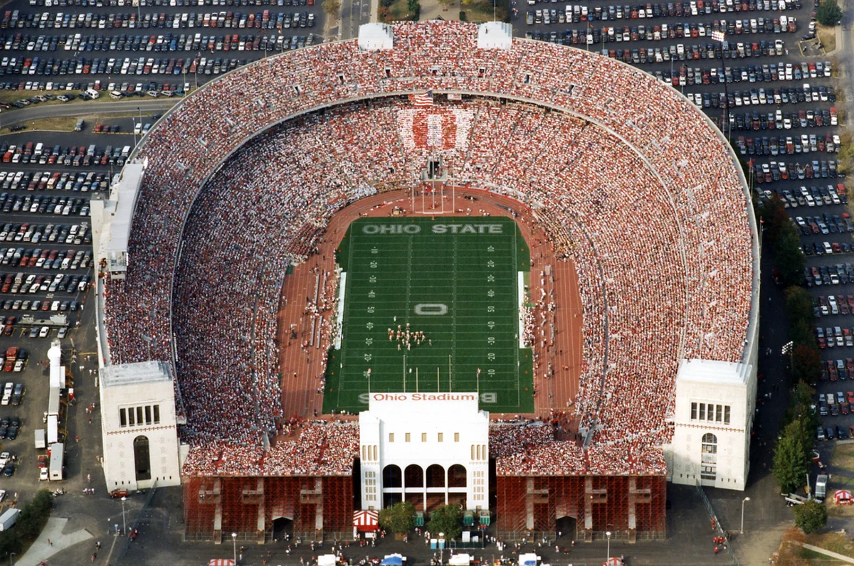 Самый большой стадион. Самый большой стадион в США. Самый большой стадион в мире gif. Вместимость стадиона штата Огайо. Загреб Zielona Horseshoe.