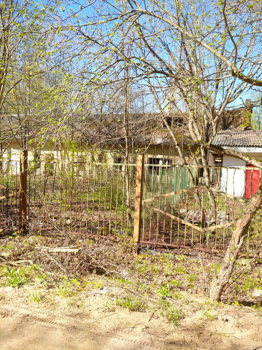 Сначала подумали, что это просто заброшенный дом в СНТ. Но местные утверждают, что это часть бывшей котельной 