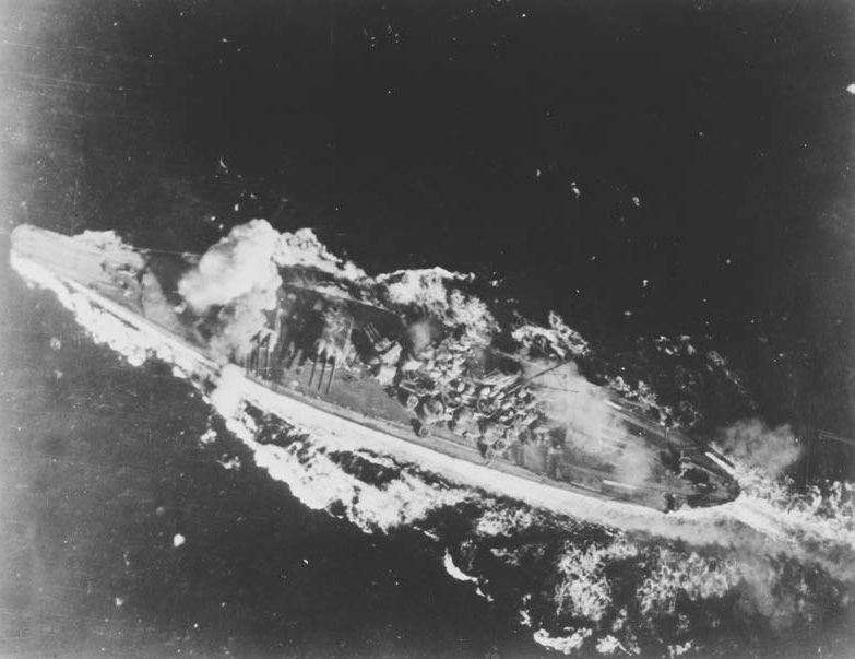 На этом фото : Японский супер-линкор Yamato получил два прямых попадания бомбы от  Curtis Helldiver. Масштаб впечатляет ! Даже взрывы бомб -кажутся небольшими, а это 450 кг или 900 кг бомбы.  Источник фото:  NARA 80G 349726.