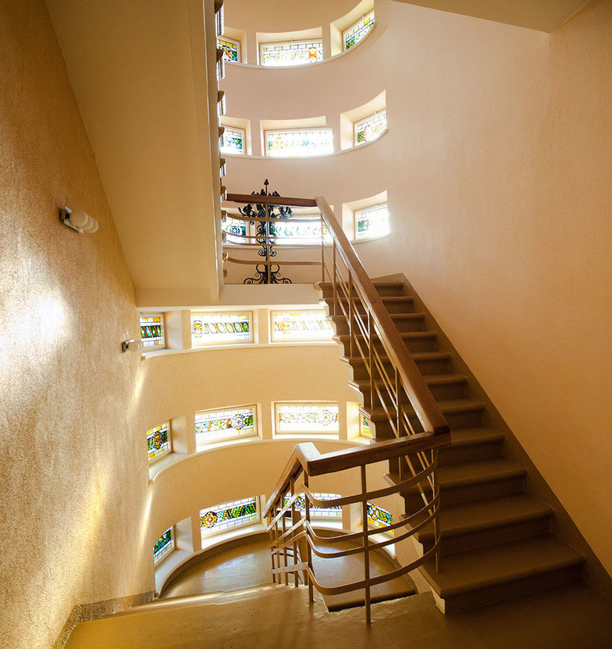 Фото precos. За десятилетия даже цвет стен не поменялся. ЗАГС. Лестница. На площадке ниже сделано первое свадебное фото.