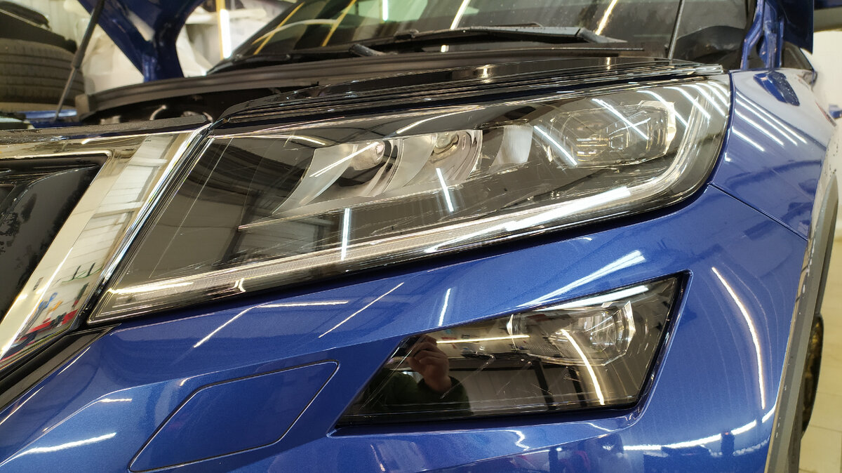 Кто бы что ни говорил, а качественная плёнка, нанесённая профессионалом совершенно не меняет вид и светопропускаемость фары. (фото моей машины после оклейки)