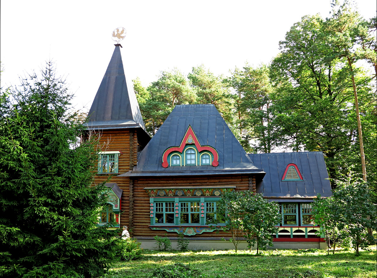 Главный фасад.