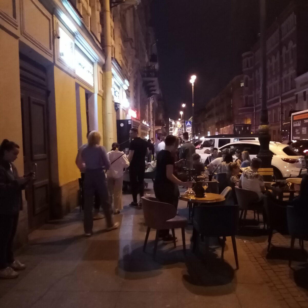 Когда в помещении не зватает места, рестораторы ставят столики на тротуар, преграждая свободный проход