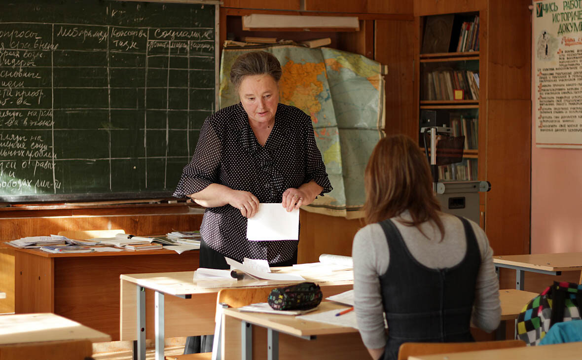 Постепенно советские учителя уходят на заслуженный отдых, но никто не спешит прийти им на замену. Источник фото rbc.ru