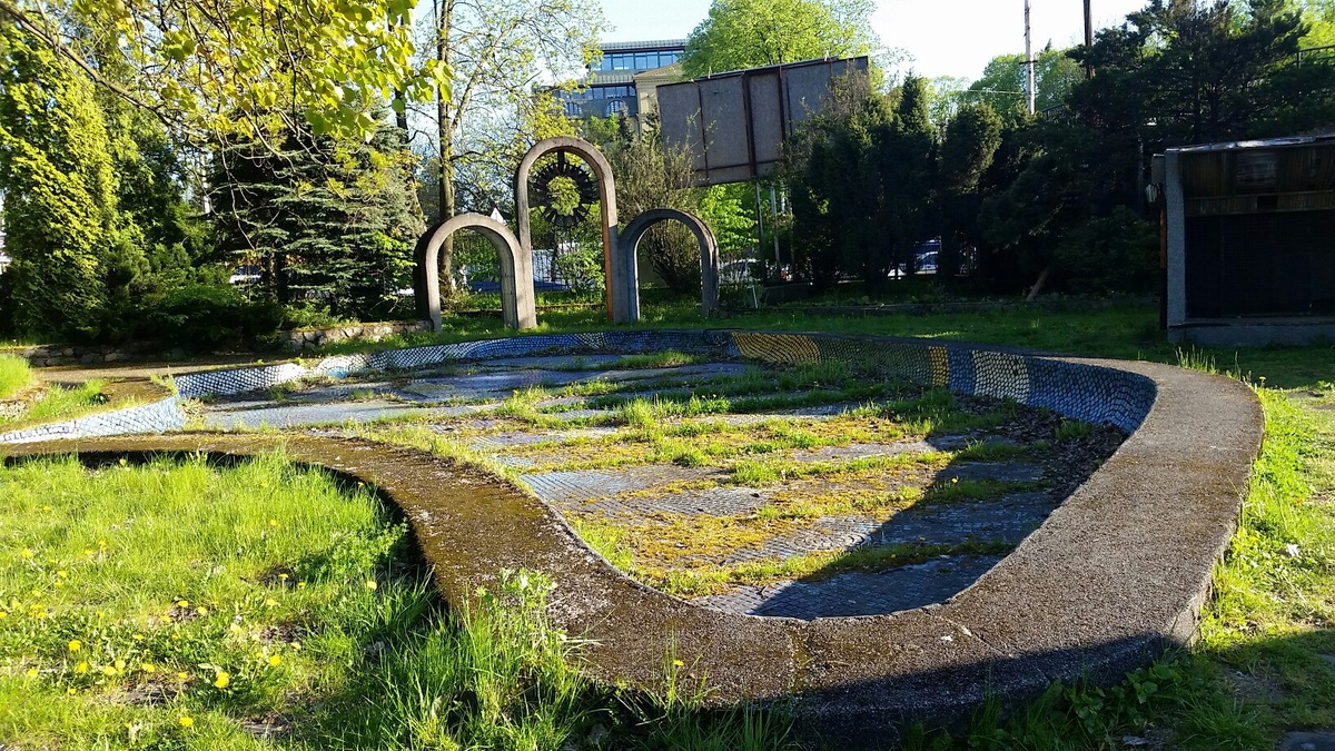 Довоенные постройки. Фото сделано в 2017 году.  Сейчас там оборудованы вольеры с животными.