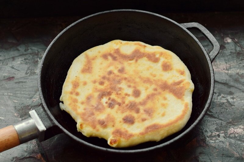 Хачапури с сыром на сковороде - быстрый рецепт