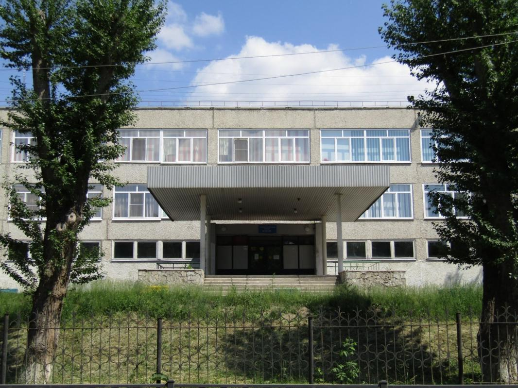 Вот она - типичная школа в большом городе. Такую закончили мои оба старших ребенка, из такой я забрала младшего. Казенное учреждение, в нынешнее время и с охранниками, которые могут не помешать террористу или наркоторговцу, зато не пустят родителей.