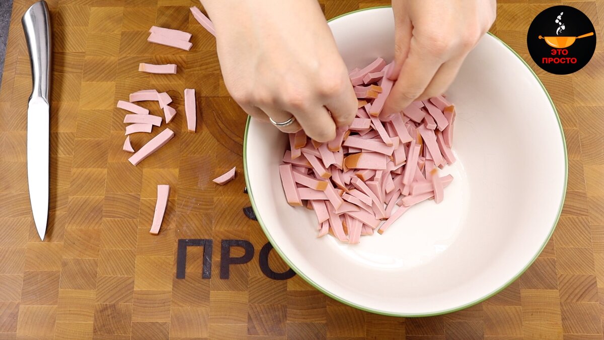 Фото можно листать влево