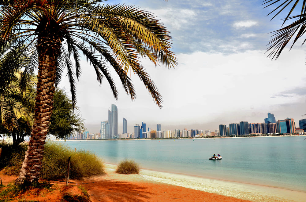 Пляж араб. ОАЭ Абу Даби. ОАЭ Шарджа море. Абу Даби климат. Шарджа Дубай.
