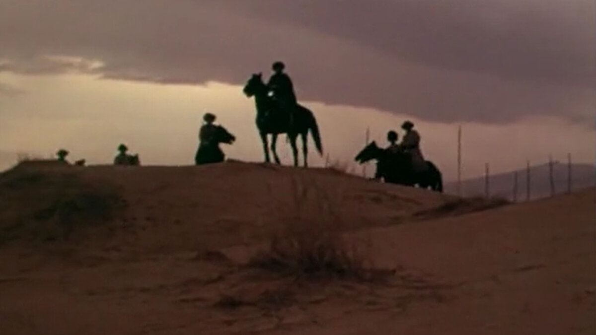 Кадр из фильма "Долг". Разведчики Дженгенева в полупустыне - как у себя дома.