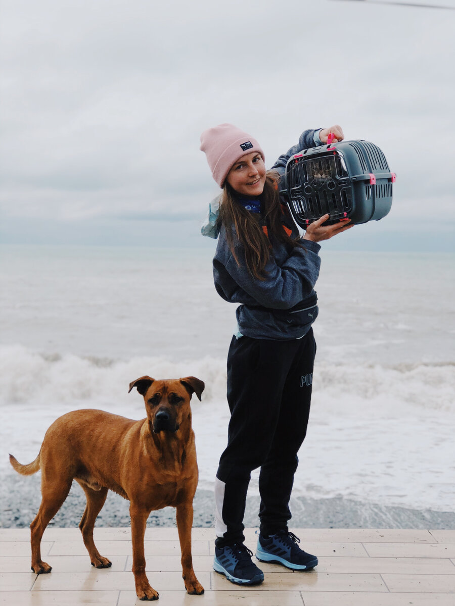 С Рошей гуляем в Адлере, привлекаем внимание местных жителей