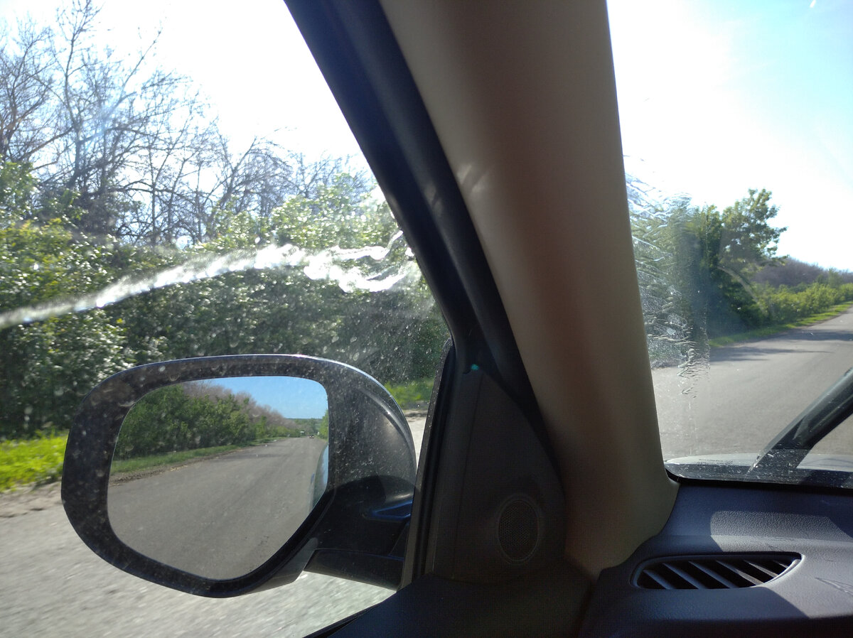 При использовании омывателя лобового стекла вода попадает на боковое